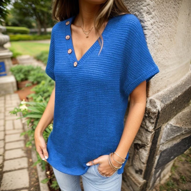 [Compre 1 e Leve 2] Blusinha Artesanal Marcelline em Malha Texturizada com Botões Decorativos